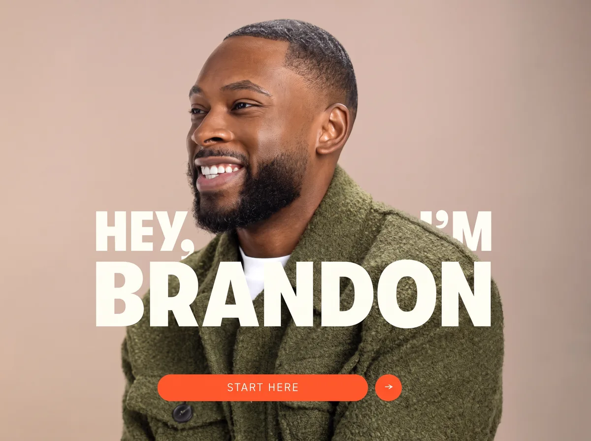 Homem sorridente de casaco verde sobre fundo rosado, num exemplo de página de apresentação pessoal